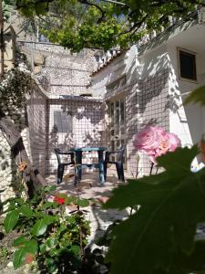 patio con tavolo e rosa di Casa Margherita a Peschici