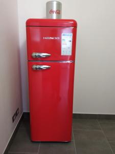 an old red cocacola refrigerator in a room at The Beach House in Lavagna