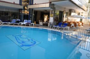 The swimming pool at or close to Kleopatra Micador Otel