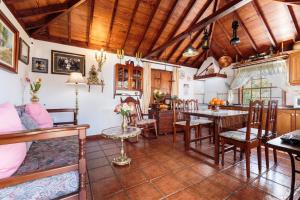 een keuken en een woonkamer met een tafel en stoelen bij El Sitio La Rosa in Mazo