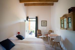 聖希尼昂的住宿－villa d'illouvre，一间卧室配有两张床和一张桌子及椅子