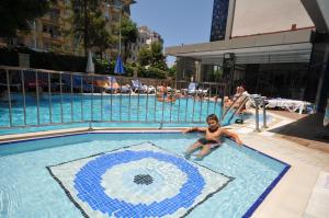 The swimming pool at or close to Kleopatra Micador Otel