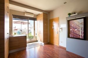 Habitación con pasillo y puerta con sombrilla en Sky Touristic Attic, en Valencia