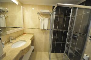 A bathroom at Kleopatra Micador Otel