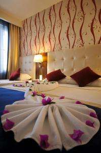 A bed or beds in a room at Kleopatra Micador Otel