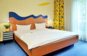 Ein Bett oder Betten in einem Zimmer der Unterkunft Hotel am Kurpark