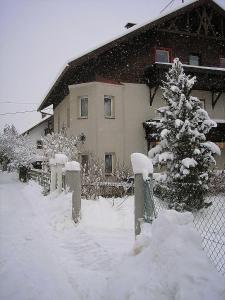 フルプメスにあるPension Edithの雪の家の前庭