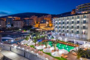 Bazén v ubytování Hotel Saranda Palace nebo v jeho okolí + 37 fotografií