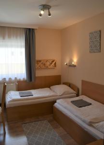 Ένα ή περισσότερα κρεβάτια σε δωμάτιο στο Alfréd Panzió