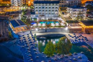 Bazén v ubytování Hotel Saranda Palace nebo v jeho okolí