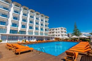 Bazén v ubytování Hotel Saranda Palace nebo v jeho okolí