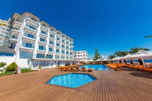 Bazén v ubytování Hotel Saranda Palace nebo v jeho okolí