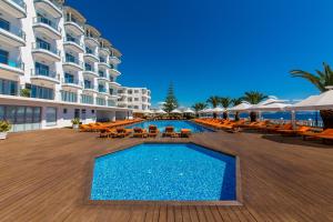 Bazén v ubytování Hotel Saranda Palace nebo v jeho okolí