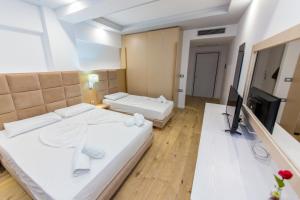 TV a/nebo společenská místnost v ubytování Hotel Saranda Palace