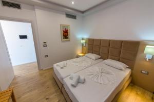 Postel nebo postele na pokoji v ubytování Hotel Saranda Palace