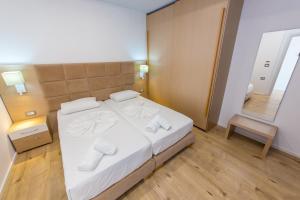 Postel nebo postele na pokoji v ubytování Hotel Saranda Palace