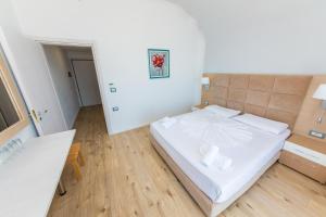 Postel nebo postele na pokoji v ubytování Hotel Saranda Palace