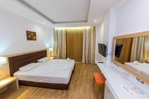 Postel nebo postele na pokoji v ubytování Hotel Saranda Palace