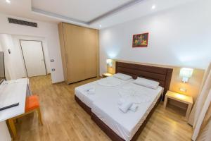 Postel nebo postele na pokoji v ubytování Hotel Saranda Palace