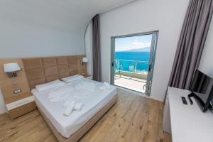 Postel nebo postele na pokoji v ubytování Hotel Saranda Palace