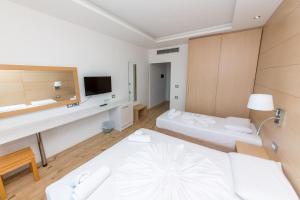 Postel nebo postele na pokoji v ubytování Hotel Saranda Palace