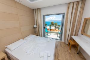 Postel nebo postele na pokoji v ubytování Hotel Saranda Palace