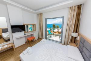 Postel nebo postele na pokoji v ubytování Hotel Saranda Palace