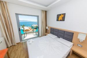 Postel nebo postele na pokoji v ubytování Hotel Saranda Palace