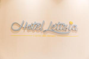 ein Schild für eine Hotelkittoria mit den Worten "Hotel kittoria" in der Unterkunft Hotel Letizia in Bellaria-Igea Marina