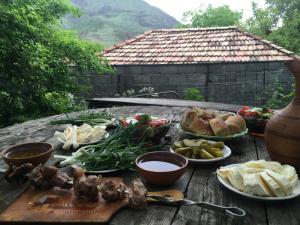 una tavola piena di cibo su un tavolo di legno di Hotel-GVALA a Vardzia