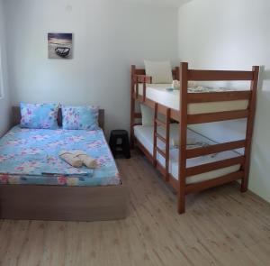 1 dormitorio con litera y 1 litera gmaxwell gmaxwell gmaxwell en Apartments Pinikot, en Star Dojran