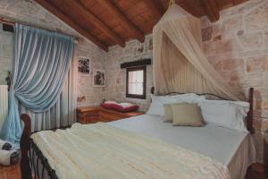 מיטה או מיטות בחדר ב-JPS stone villa