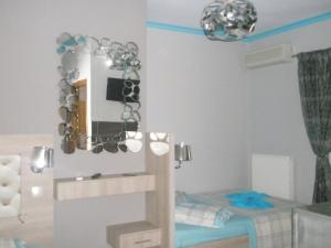 Televízia a/alebo spoločenská miestnosť v ubytovaní Blue Dream Hotel