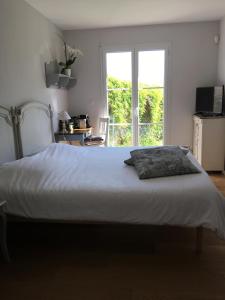 En eller flere senge i et værelse på Homes d opale, Caroline