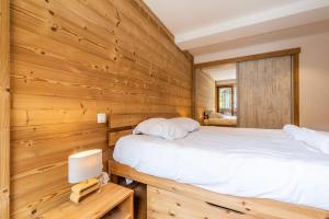 Apt. Grand Paradis B14 - Modern with Mont Blanc view客房内的一张或多张床位