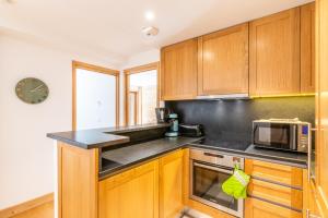 Apt. Grand Paradis B14 - Modern with Mont Blanc view的厨房或小厨房