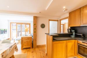 Apt. Grand Paradis B14 - Modern with Mont Blanc view的厨房或小厨房
