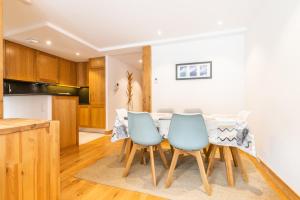 Apt. Grand Paradis B14 - Modern with Mont Blanc view的厨房或小厨房