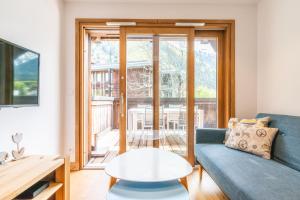 Apt. Grand Paradis B14 - Modern with Mont Blanc view的休息区