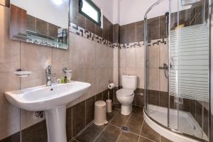 une salle de bain avec un lavabo, des toilettes et une douche dans l'établissement Summer Sun, à Skála Kefalonias 36 autres photos