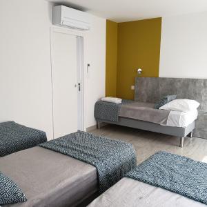 Ένα ή περισσότερα κρεβάτια σε δωμάτιο στο Chez les J-FOLAIS - 3 kms Puy duFou - Les Epesses