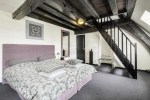 A bed or beds in a room at Hotel Kasteel Doenrade