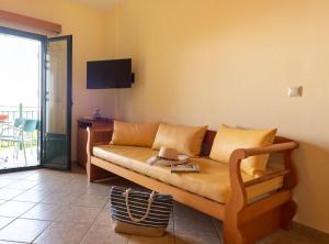 a living room with a couch and a tv at Summer Sun in Skala