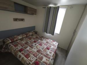 Postel nebo postele na pokoji v ubytování Camping Mare Monti + 26 fotografií