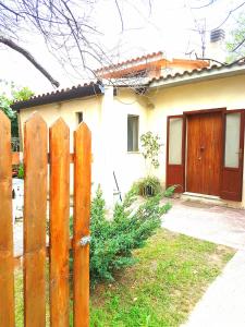 una valla de madera frente a una casa en villini TotoeNita n 1 loc Capo Bianco di Capo Rizzuto en Capo Rizzuto