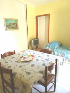 Habitación con mesa, cama, mesa y sillas. en villini TotoeNita n 1 loc Capo Bianco di Capo Rizzuto en Capo Rizzuto