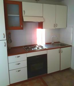 Een keuken of kitchenette bij villini TotoeNita n 1 loc Capo Bianco di Capo Rizzuto