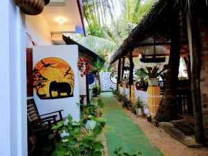 un corridoio di una casa con un dipinto di un rinoceronte di Cresent Bay Beach Hotel ad Arugam