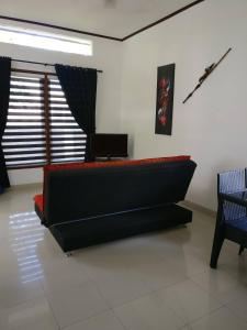 uma sala de estar com um sofá e uma cadeira em Dream Estate Resort em Senggigi