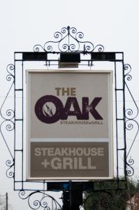 una señal para el asador theaz y la parrilla en Oak Inn, en Upton Snodsbury